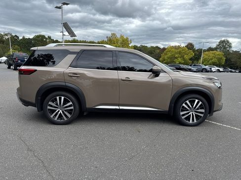 Used 2023 Nissan Pathfinder Platinum image 6