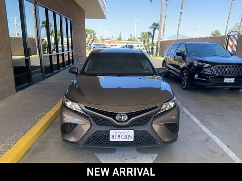 Used 2020 Toyota Camry SE w/ Carpet Mat Package FWD image 2