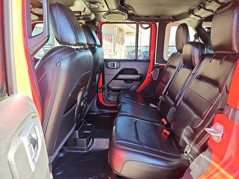 Used 2020 Jeep Wrangler Unlimited Sahara image 9