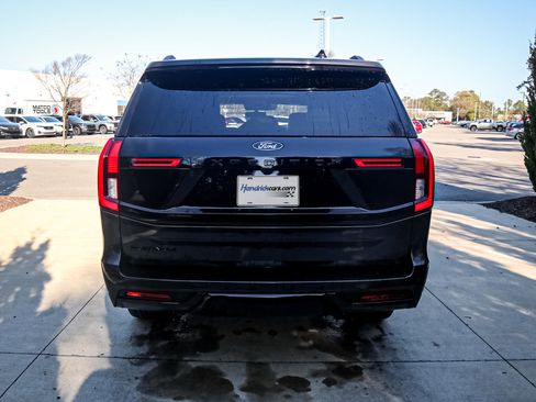 Used 2025 Ford Expedition Platinum w/ Stealth Appearance Package image 9