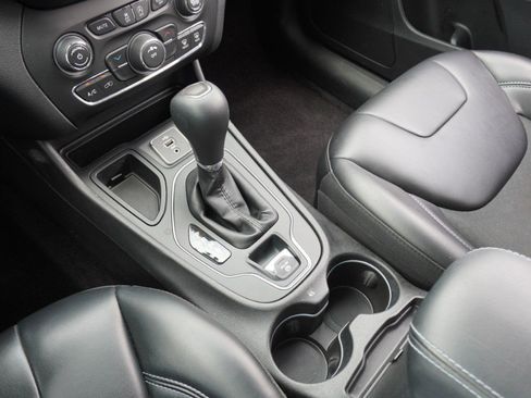 Used 2019 Jeep Cherokee Latitude Plus FWD image 20
