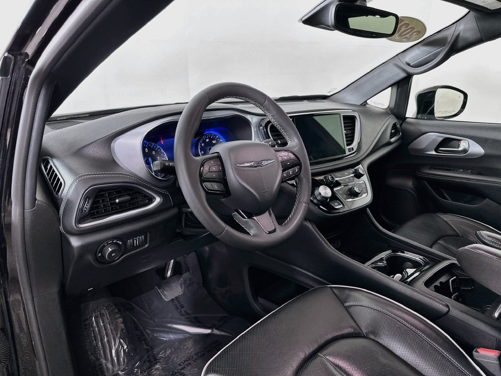 Certified 2025 Chrysler Pacifica Limited FWD image 16