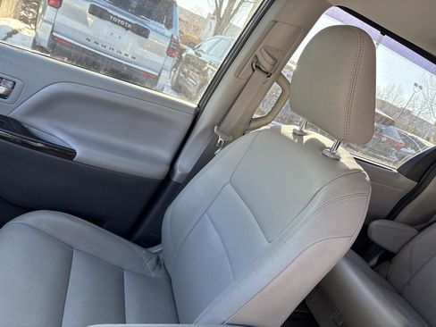 Used 2020 Toyota Sienna XLE image 20