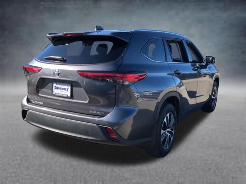 Used 2021 Toyota Highlander XLE AWD/4WD image 14