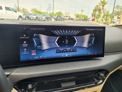 Used 2025 BMW 430i Coupe w/ M Sport Package image 17