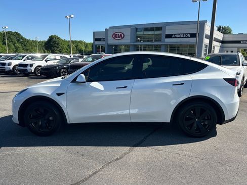 Used 2023 Tesla Model Y AWD image 5