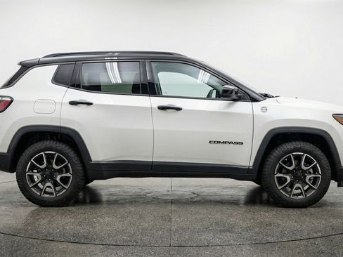 Used 2025 Jeep Compass Trailhawk AWD/4WD image 9