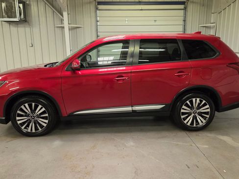Used 2019 Mitsubishi Outlander SE image 3