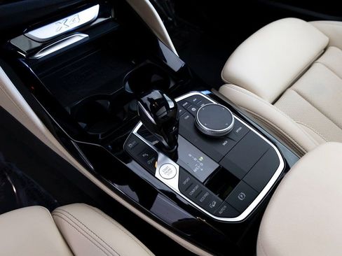 Certified 2025 BMW X4 xDrive30i image 17