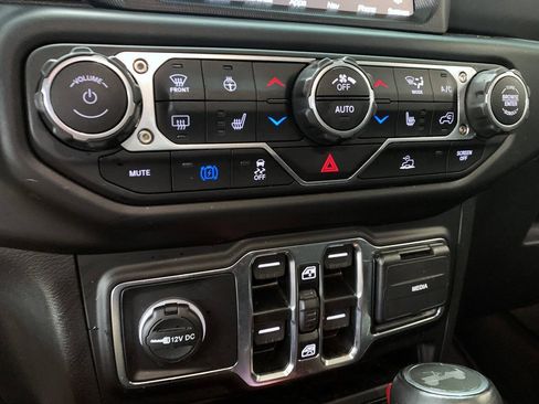 Used 2023 Jeep Wrangler Unlimited Sahara w/ Cold Weather Group AWD/4WD image 17