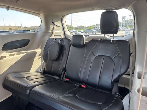 Used 2023 Chrysler Pacifica Touring-L FWD image 10