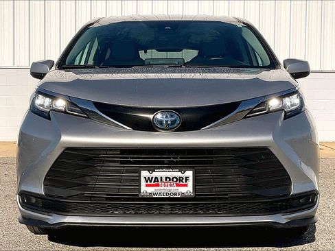 Used 2023 Toyota Sienna LE image 3