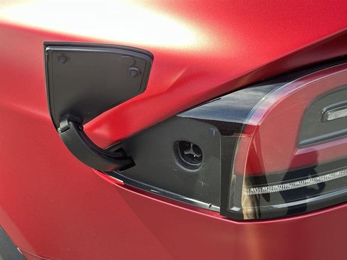 Used 2023 Tesla Model X Plaid image 9