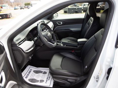 Used 2025 Jeep Compass Latitude image 20