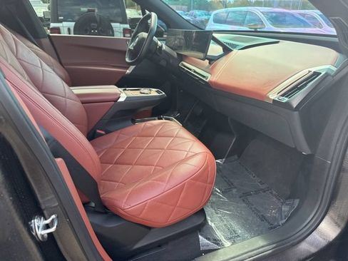 Used 2022 BMW iX xDrive50 w/ Sport Package AWD/4WD image 9