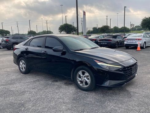 Used 2023 Hyundai Elantra SE FWD image 3