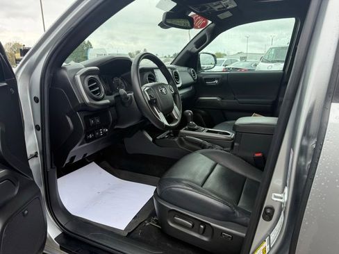 Used 2022 Toyota Tacoma TRD Off-Road w/ TRD Premium Off Road Package AWD/4WD image 8