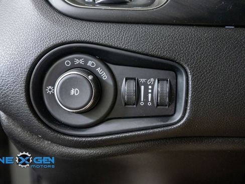 Used 2022 Jeep Renegade Latitude w/ Convenience Group AWD/4WD image 13