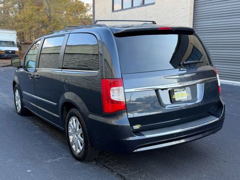 Used 2014 Chrysler Town & Country Touring FWD image 9