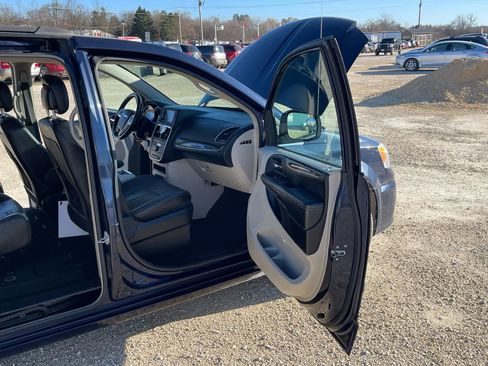 Used 2015 Chrysler Town & Country Touring image 12