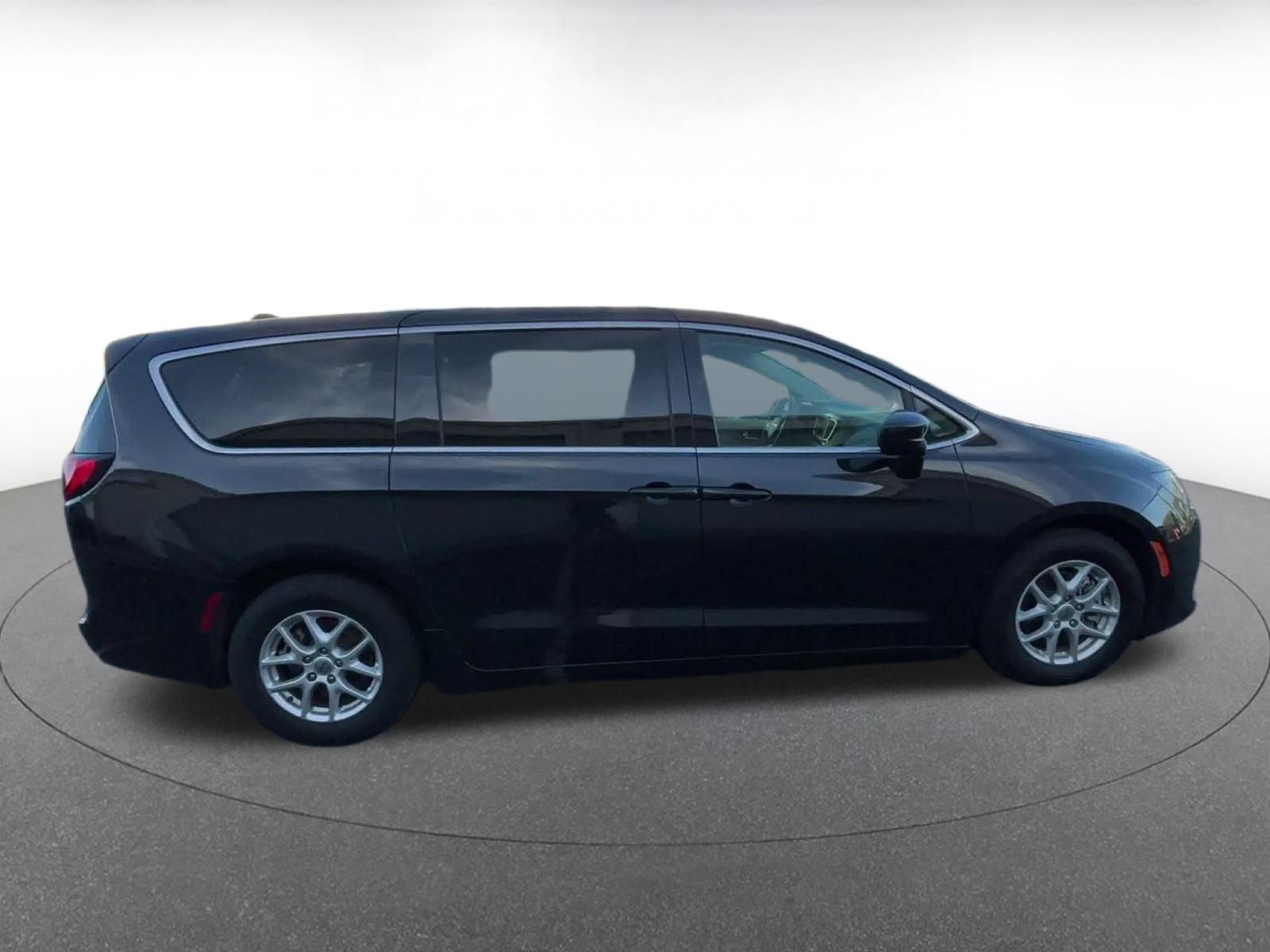Used 2023 Chrysler Voyager LX FWD image 15