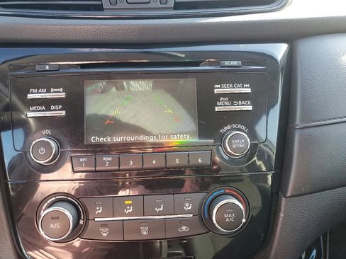 Used 2017 Nissan Rogue SV image 3