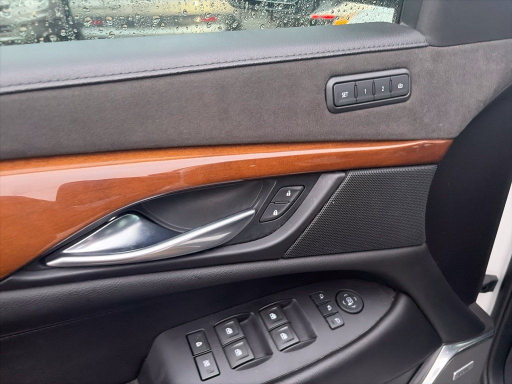 Used 2019 Cadillac Escalade Luxury AWD/4WD image 18