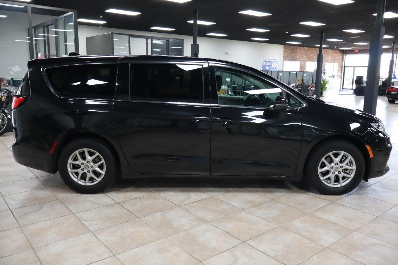 Used 2023 Chrysler Pacifica Touring-L FWD image 7