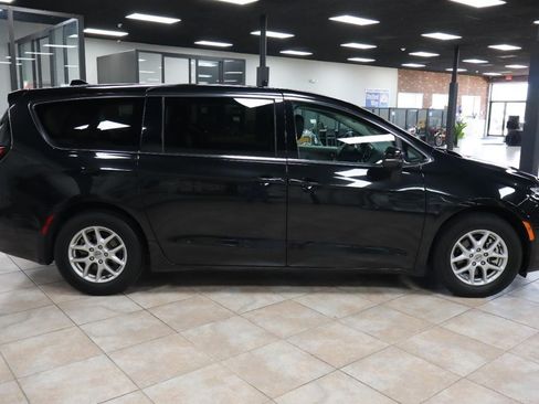 Used 2023 Chrysler Pacifica Touring-L FWD image 7
