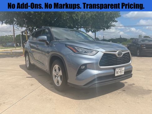 Used 2022 Toyota Highlander LE FWD image 1