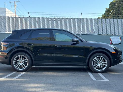 Used 2023 Porsche Cayenne AWD/4WD image 8