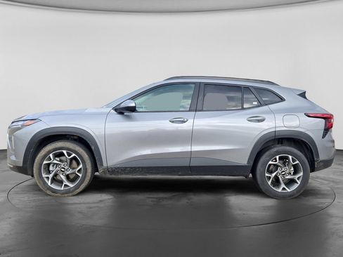 Used 2025 Chevrolet Trax LT FWD image 7