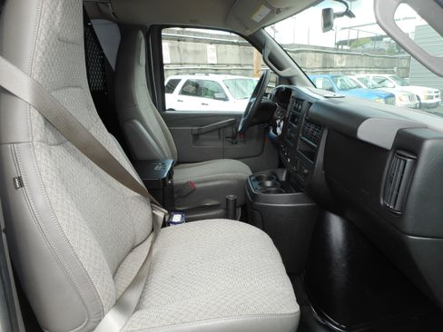Used 2016 Chevrolet Express 2500 RWD image 22