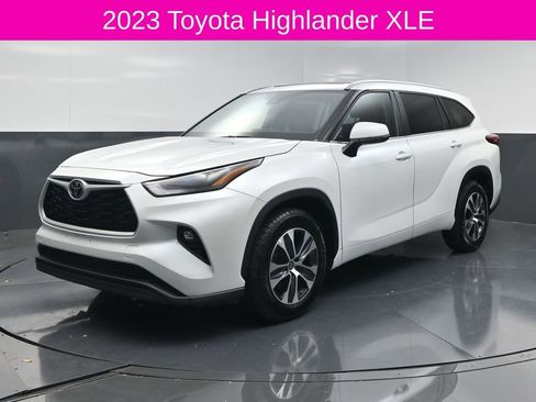 Used 2023 Toyota Highlander XLE image 2