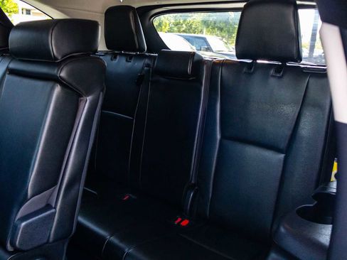 Used 2025 Toyota Highlander XLE FWD image 17