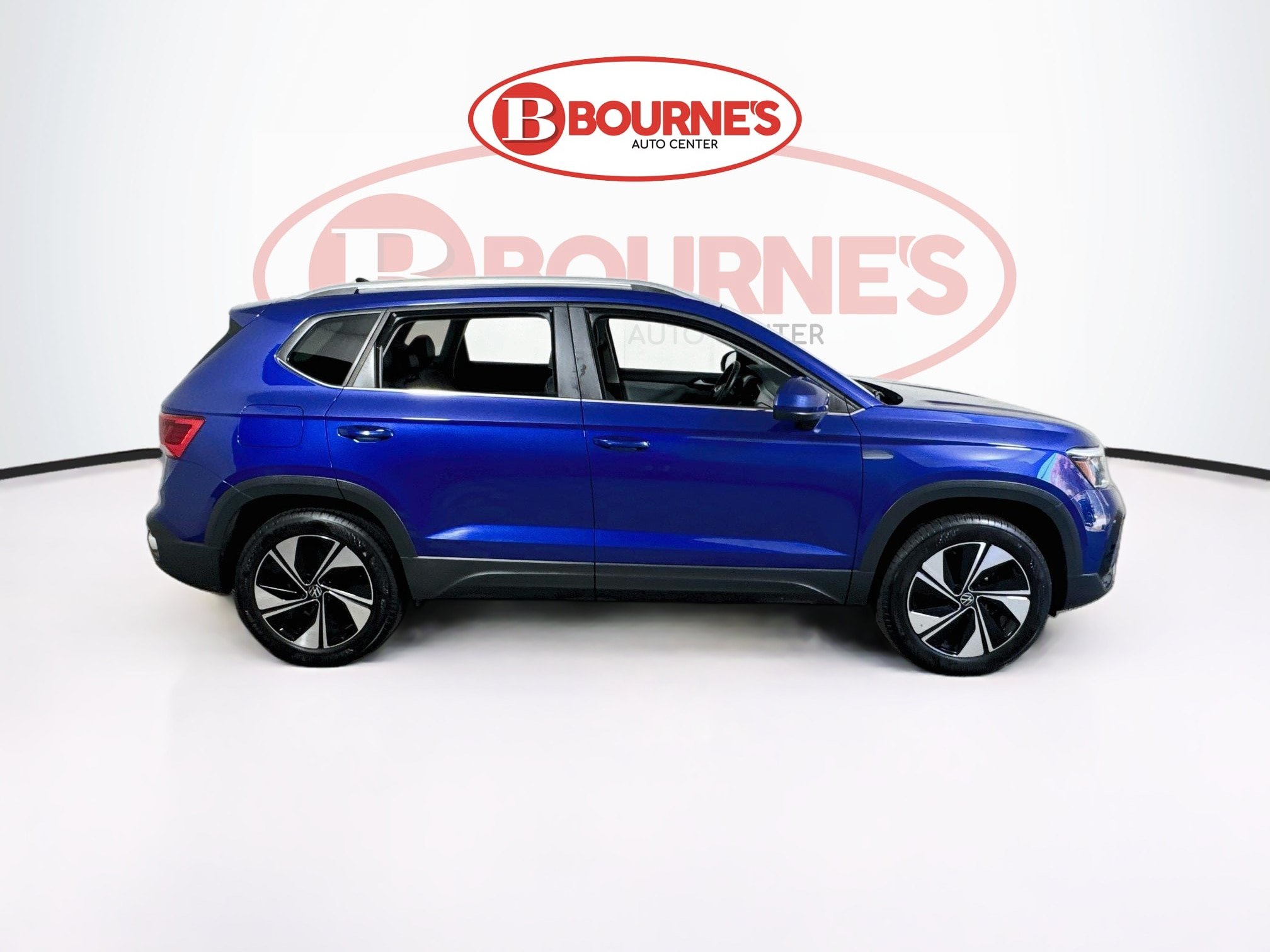 Used 2024 Volkswagen Taos SE w/ Panoramic Sunroof Package AWD/4WD image 12