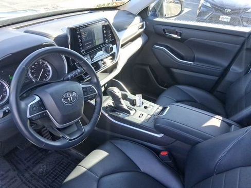 Used 2022 Toyota Highlander XLE image 16