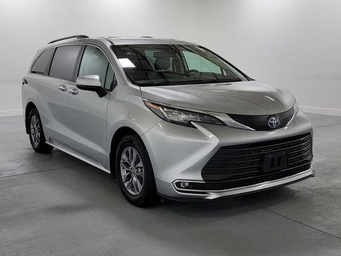 Used 2023 Toyota Sienna XLE w/ XLE Plus Package AWD/4WD image 2