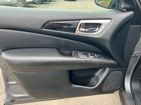 Used 2020 Nissan Pathfinder SV image 11