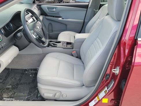 Used 2017 Toyota Camry XLE w/ Moonroof Package image 9