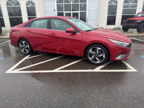 Used 2022 Hyundai Elantra SEL w/ Convenience + Premium Package image 2