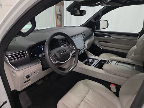 Used 2025 Jeep Wagoneer L 4WD image 14
