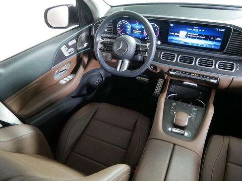 Used 2024 Mercedes-Benz GLS 450 4MATIC image 9