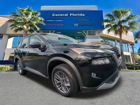 Used 2023 Nissan Rogue S image 2