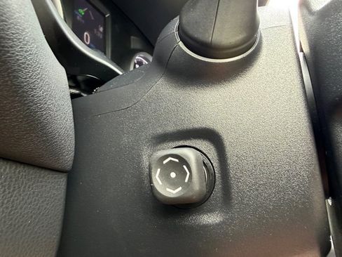 Used 2022 Toyota Venza LE AWD/4WD image 26
