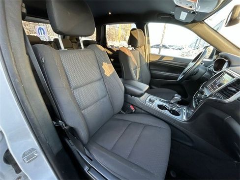 Used 2018 Jeep Grand Cherokee Laredo image 24