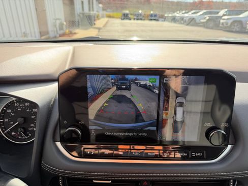 Used 2023 Nissan Rogue SL w/ SL Premium Package image 4