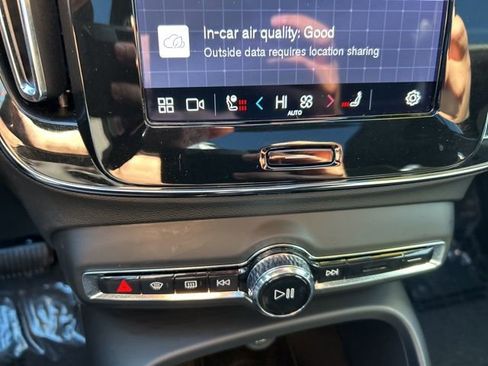 Certified 2025 Volvo XC40 B5 Plus image 25