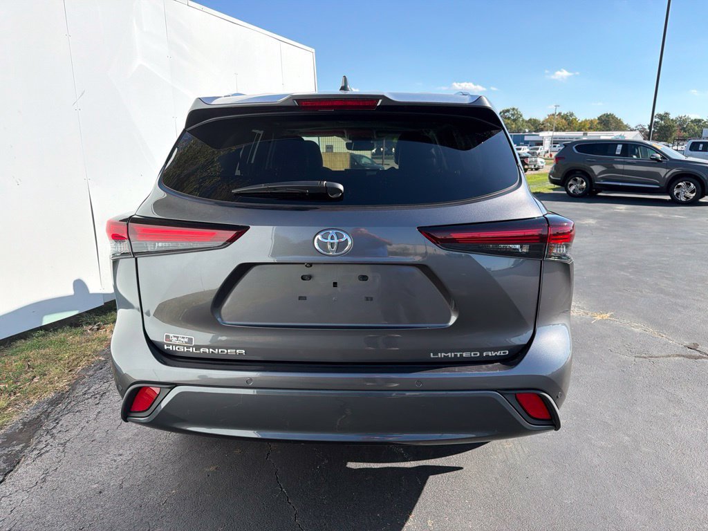 Used 2025 Toyota Highlander Limited AWD/4WD image 11