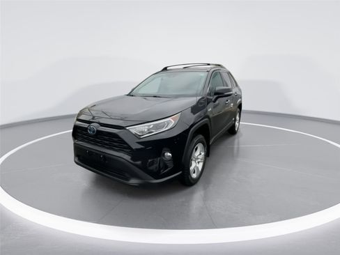 Used 2020 Toyota RAV4 XLE image 4